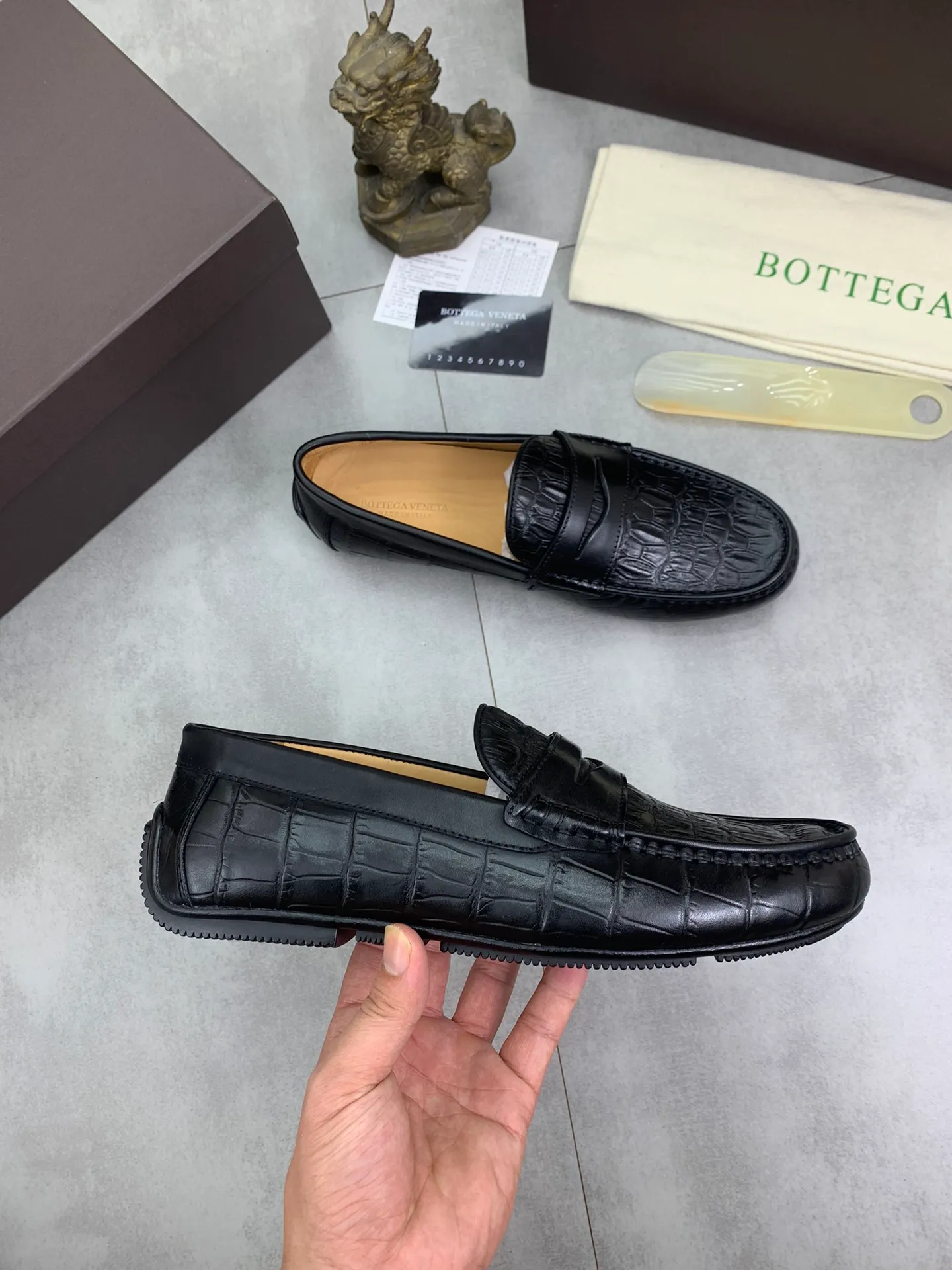 Men's shoes 💰P420 [New model] Water-dyed Niuli 💰High-quality business beanie shoes 💎💎💎 BOTTEGA VENETA official website synchronizes the latest top version of BV in the market, accepts material comparison, shoe type comparison, process comparison, practical and texture, versatile, suitable for any occasion, the more you look at it, the more it tastes. Purely hand-woven craftsmanship - Upper material, Italian 🇮🇹 imported crocodile pattern calfskin - High-quality water-dyed cowhide lining - Original private model customized outsole -Size: 39-44 (38 45 can be customized) Color: black or brown optional
